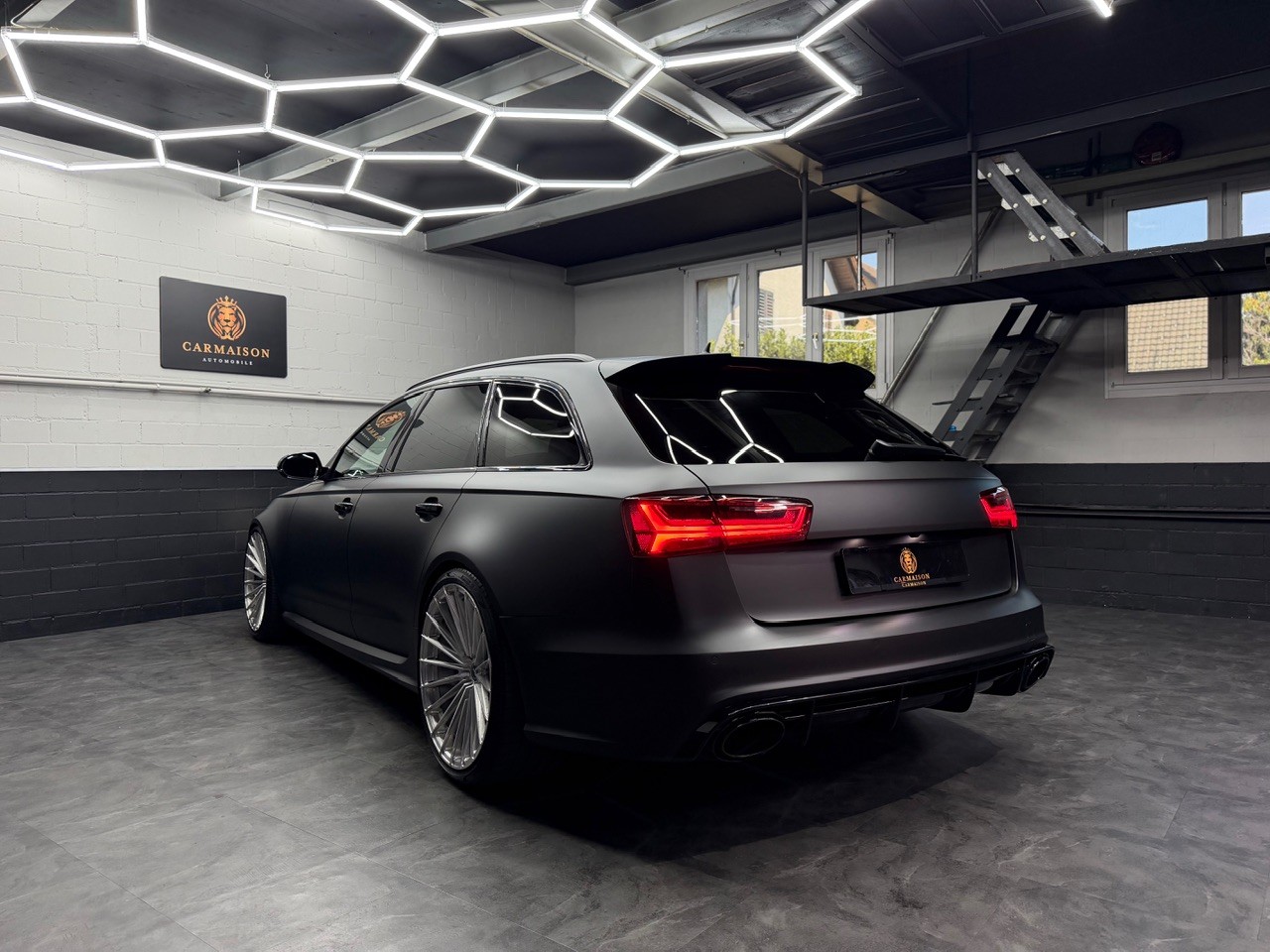AUDI RS6 Avant 4.0 TFSI V8 performance quattro | CH-Auto | Lowide Wheels | Schiebedach | 360° Kamera | Grau Matt-image-6
