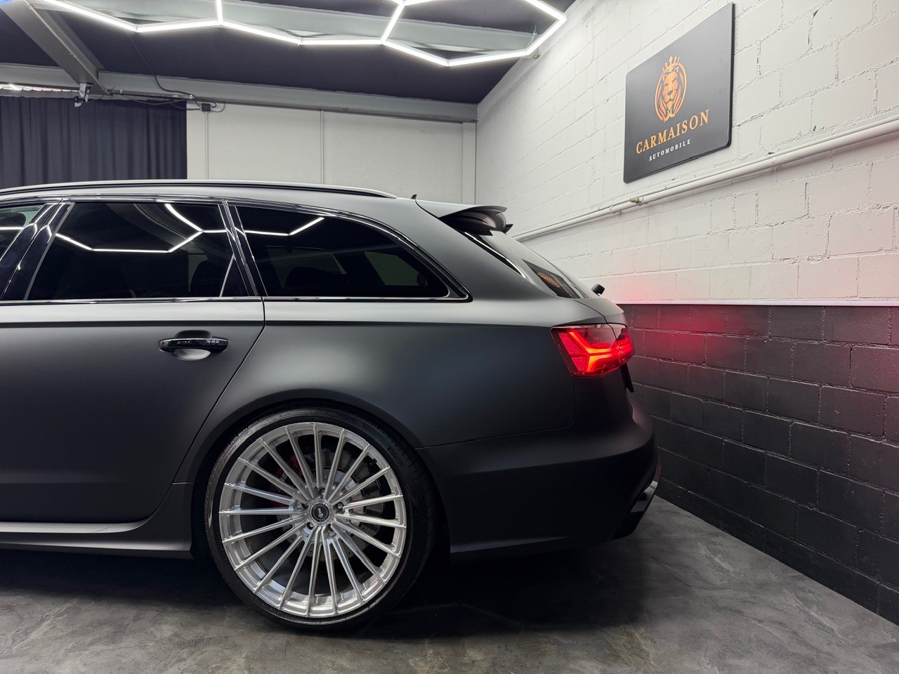 AUDI RS6 Avant 4.0 TFSI V8 performance quattro | CH-Auto | Lowide Wheels | Schiebedach | 360° Kamera | Grau Matt-showroom-element-3