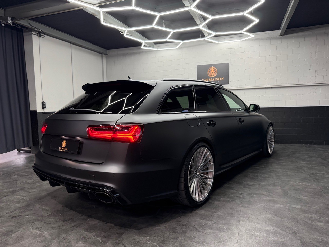 AUDI RS6 Avant 4.0 TFSI V8 performance quattro | CH-Auto | Lowide Wheels | Schiebedach | 360° Kamera | Grau Matt-image-8