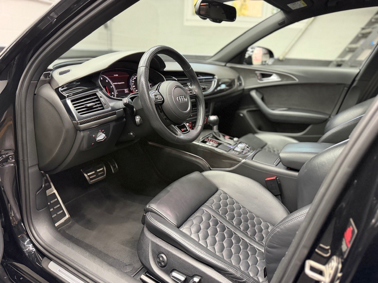 AUDI RS6 Avant 4.0 TFSI V8 performance quattro | CH-Auto | Lowide Wheels | Schiebedach | 360° Kamera | Grau Matt-image-13