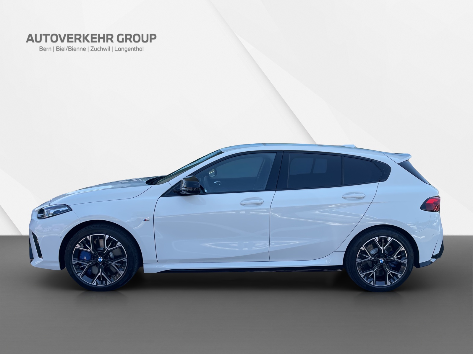 BMW M135 x Drive / 0.0% Leasing-showroom-element-2