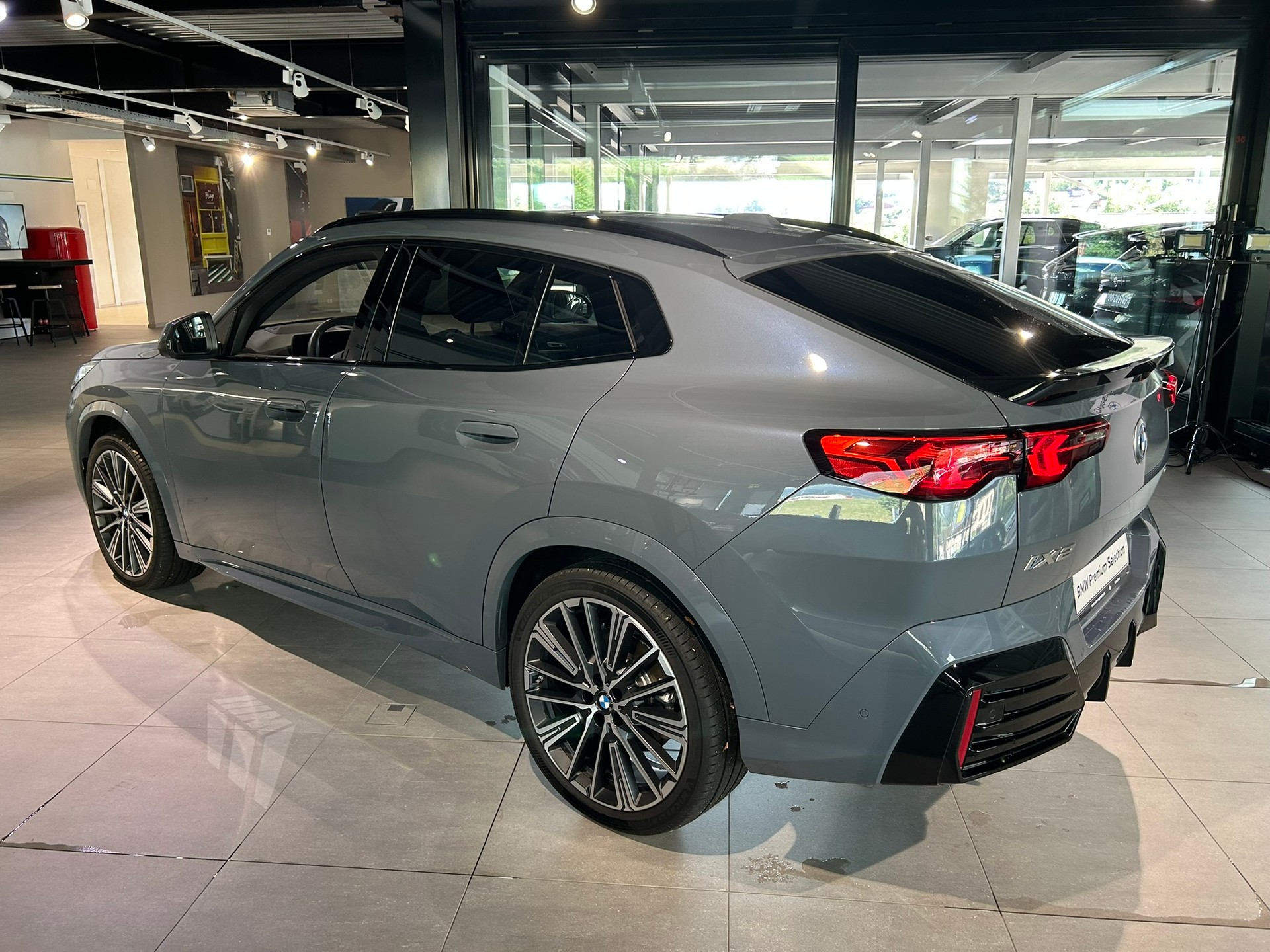 BMW iX2 xDrive 30 Edition M Sport-image-4