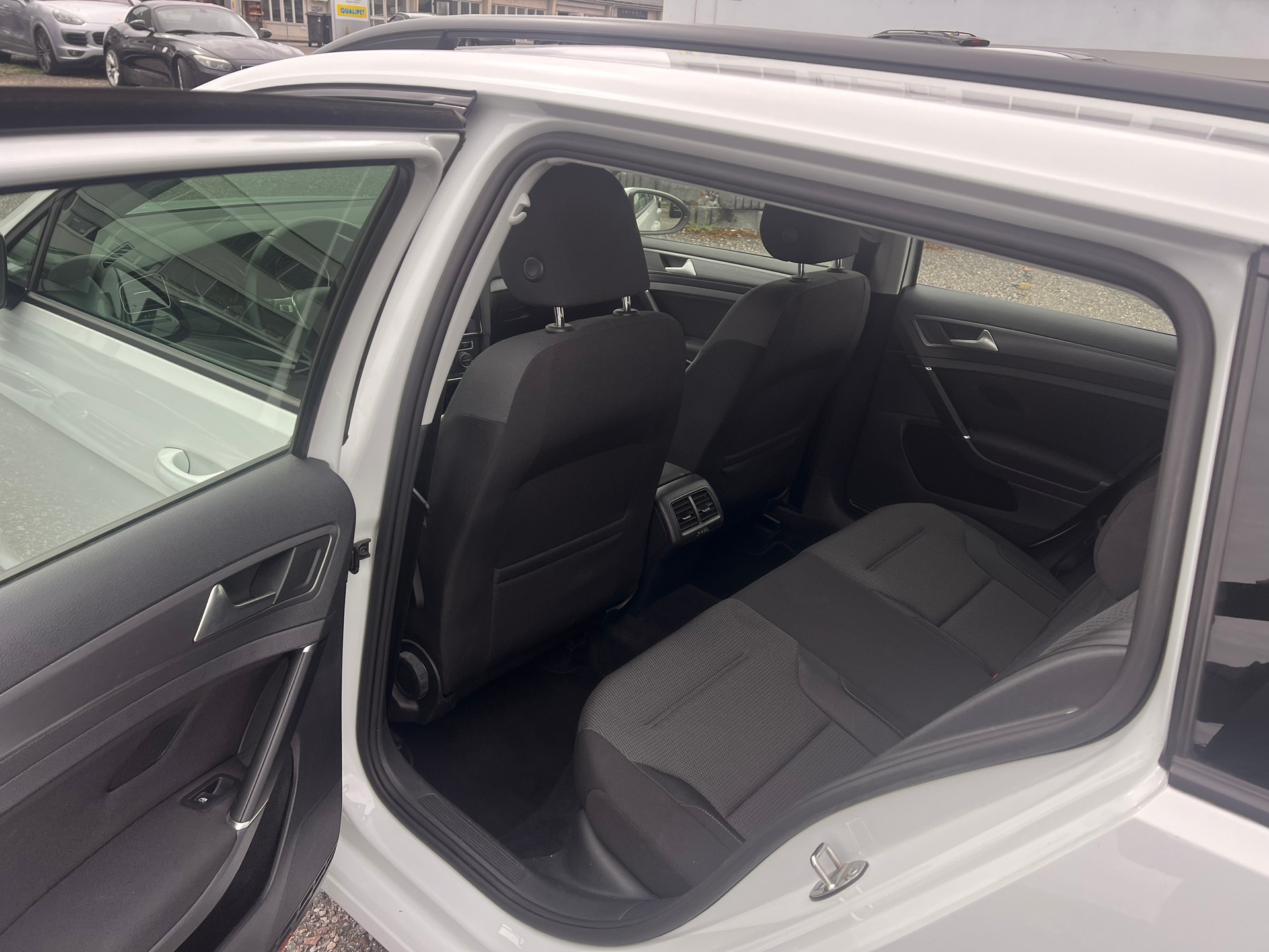 VW Golf Variant 2.0 TDI Comfortline 4Motion-image-11