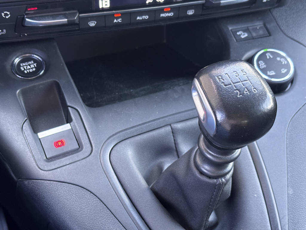OPEL Combo Life 1.5 D Ultimate S/S 7 places-image-15