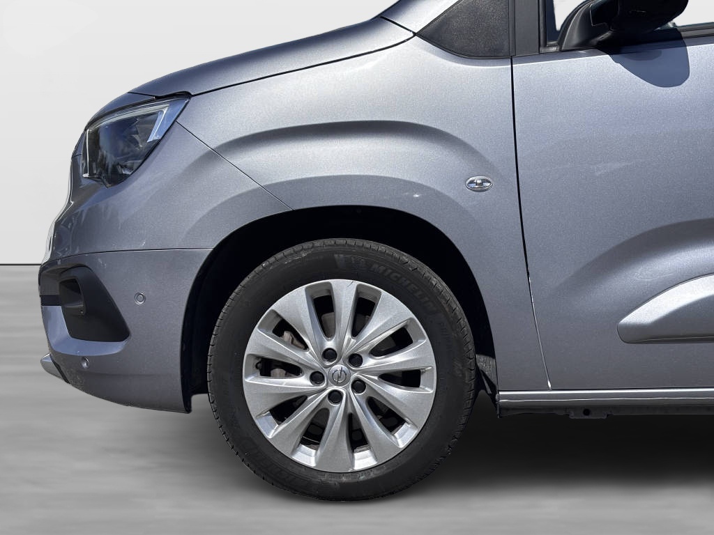 OPEL Combo Life 1.5 D Ultimate S/S 7 places-image-4