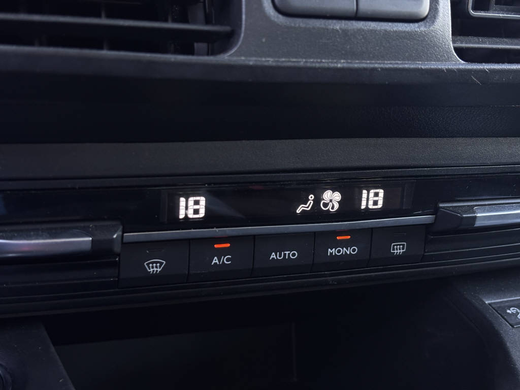 OPEL Combo Life 1.5 D Ultimate S/S 7 places-image-14