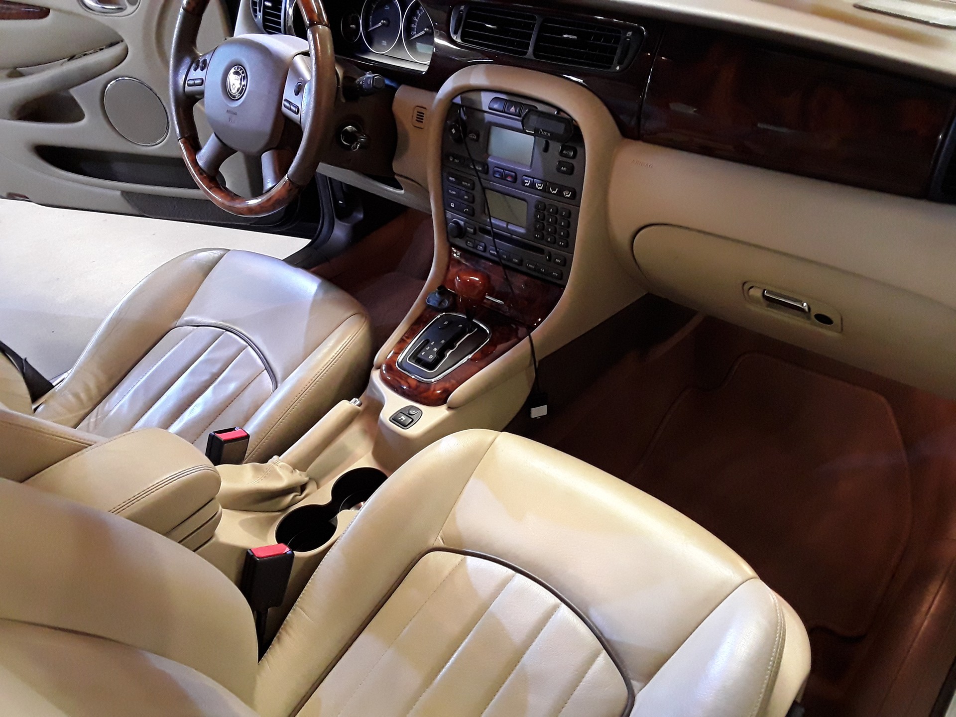 JAGUAR X-Type Estate 2.5 V6 Traction4 Sov. Anniv. Pack Autom.-image-8