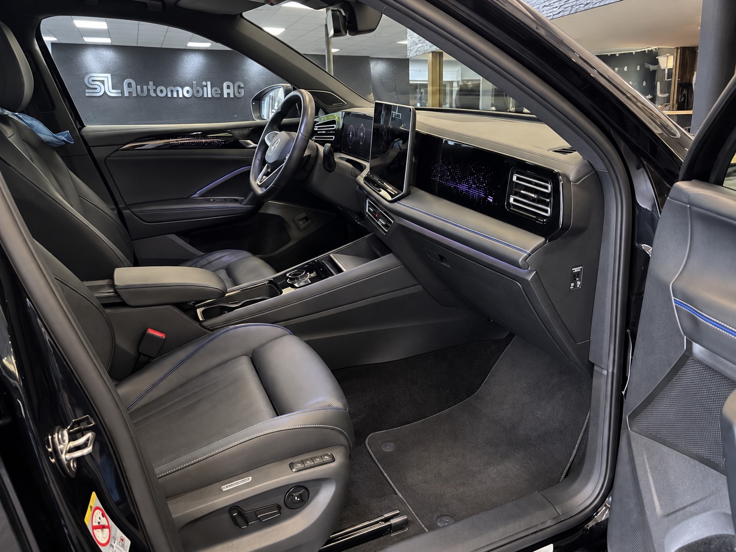 VW Tiguan 2.0 TDI SCR R-Line 4Motion DSG / Vollausstattung / Panoramadach / Leasing ab 399.--showroom-element-2