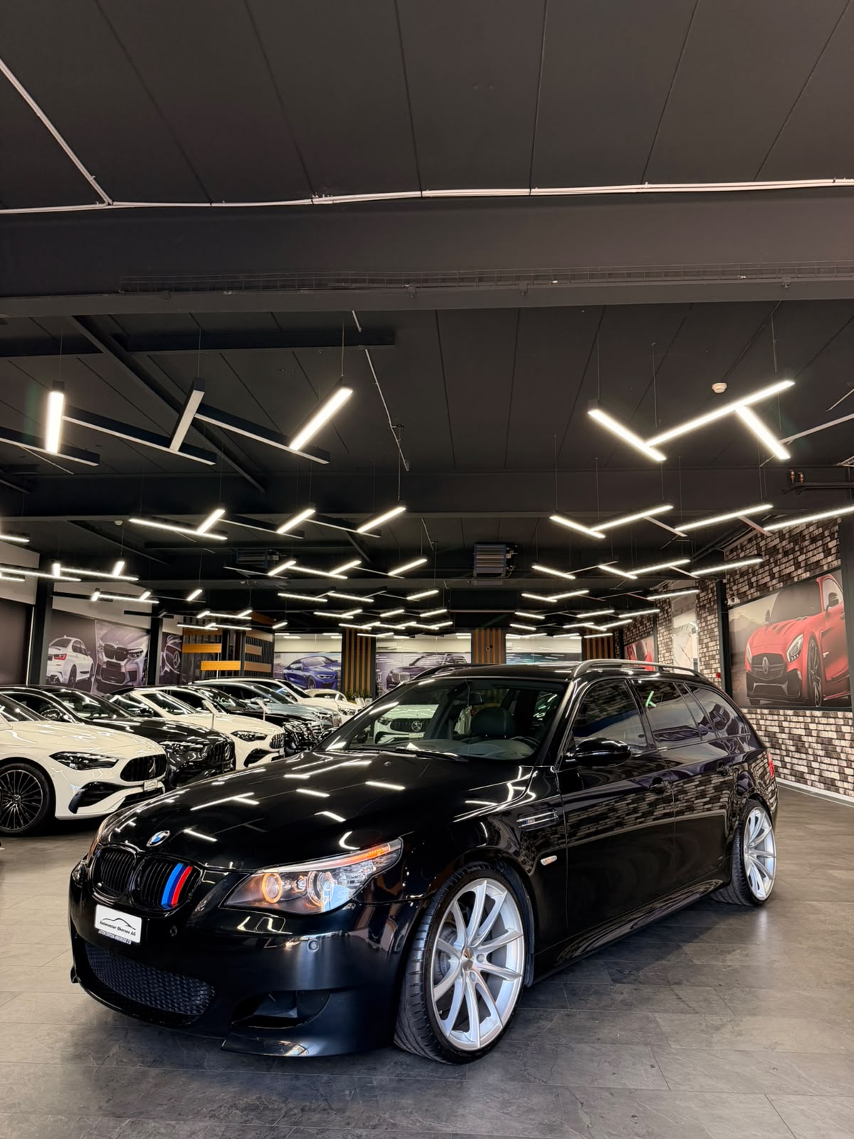 BMW M5 Touring-showroom-element-3