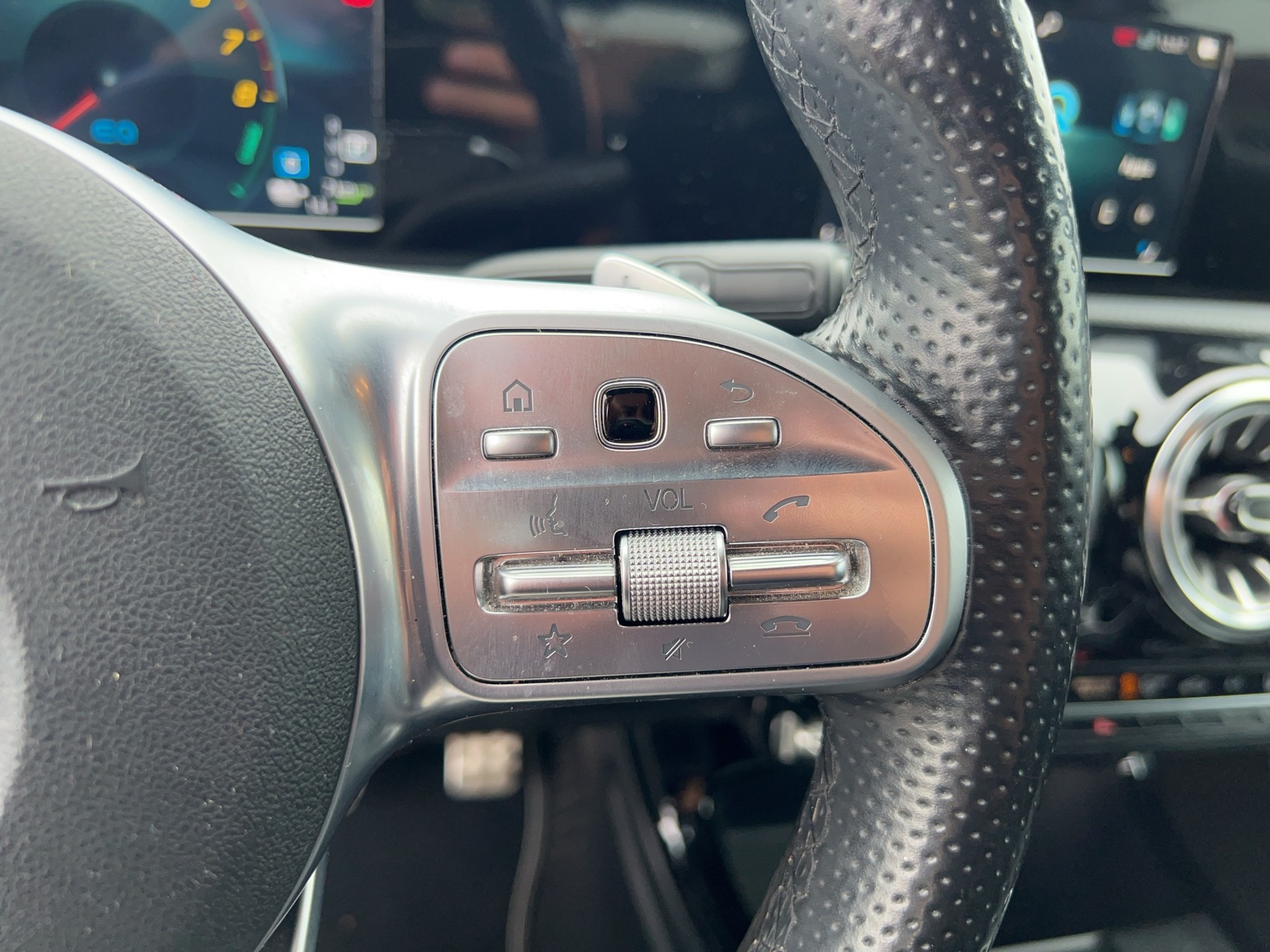 MERCEDES-BENZ A-Klasse A 250 e AMG Line 8G-DCT-image-40