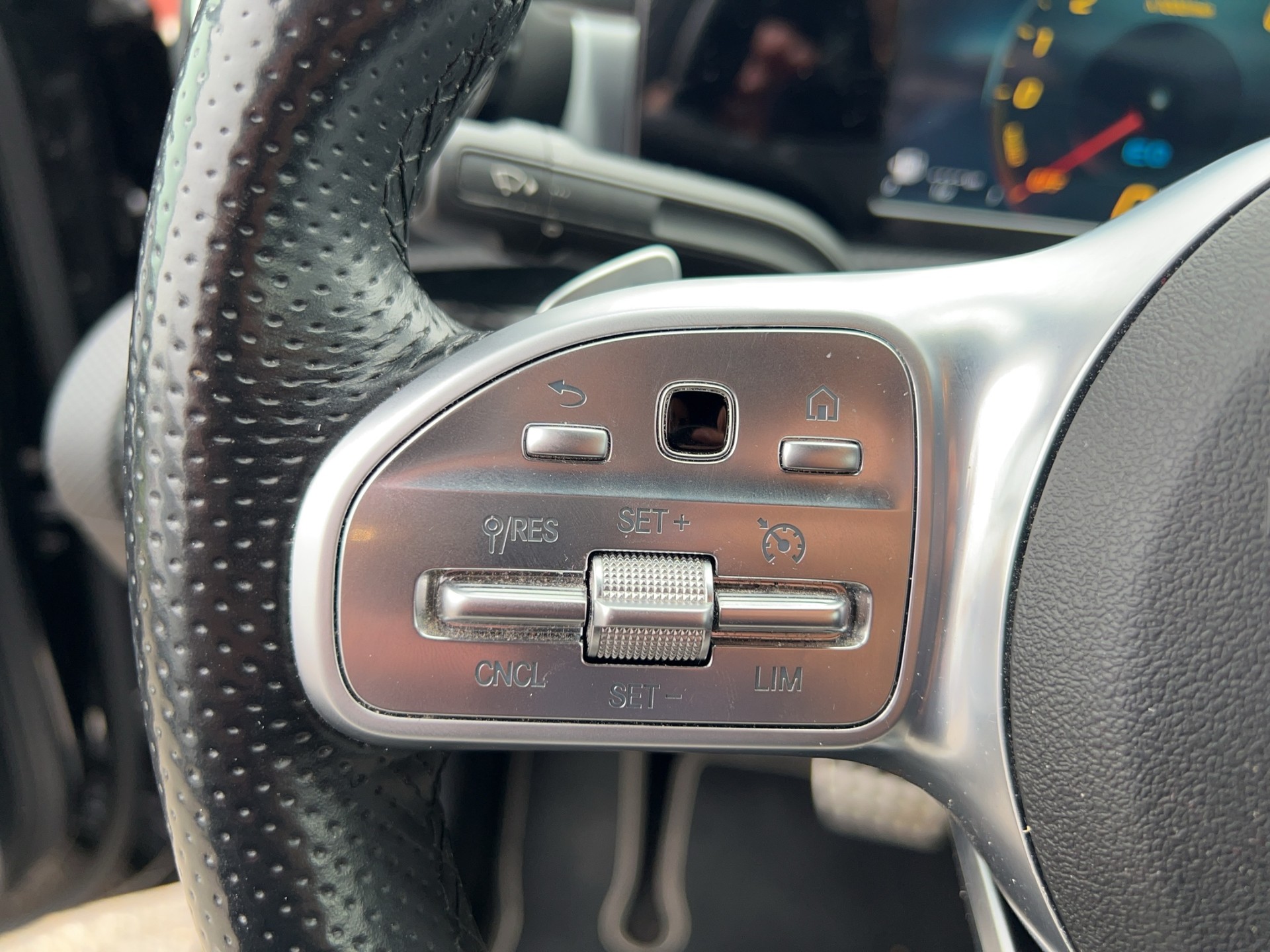 MERCEDES-BENZ A-Klasse A 250 e AMG Line 8G-DCT-image-39
