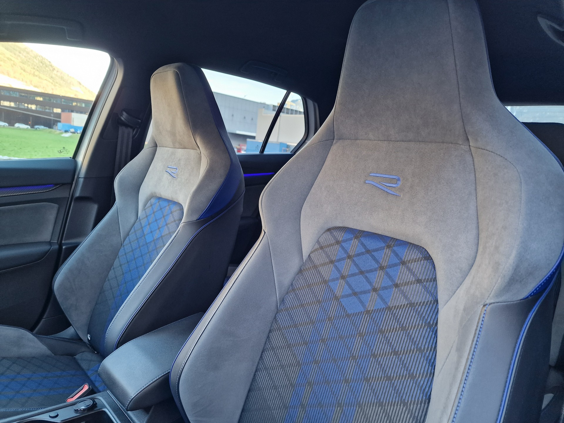 VW Golf 2.0 TSI R DSG 4Motion-image-17