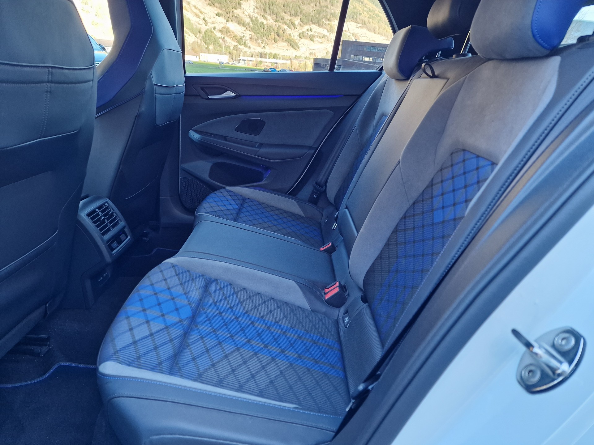 VW Golf 2.0 TSI R DSG 4Motion-image-18
