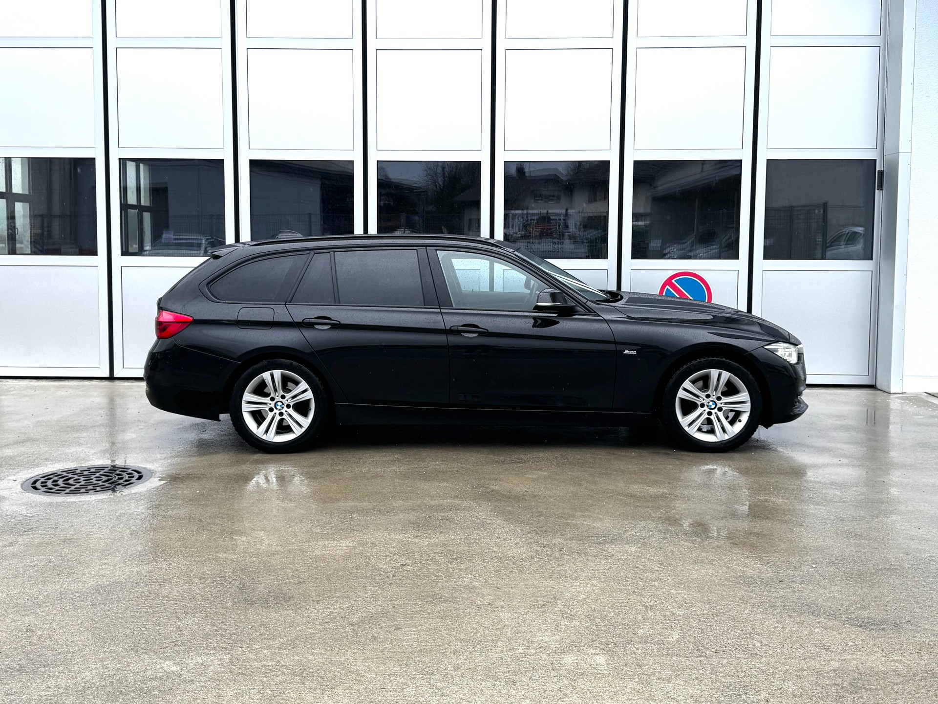 BMW 318d Touring Steptronic-showroom-element-2