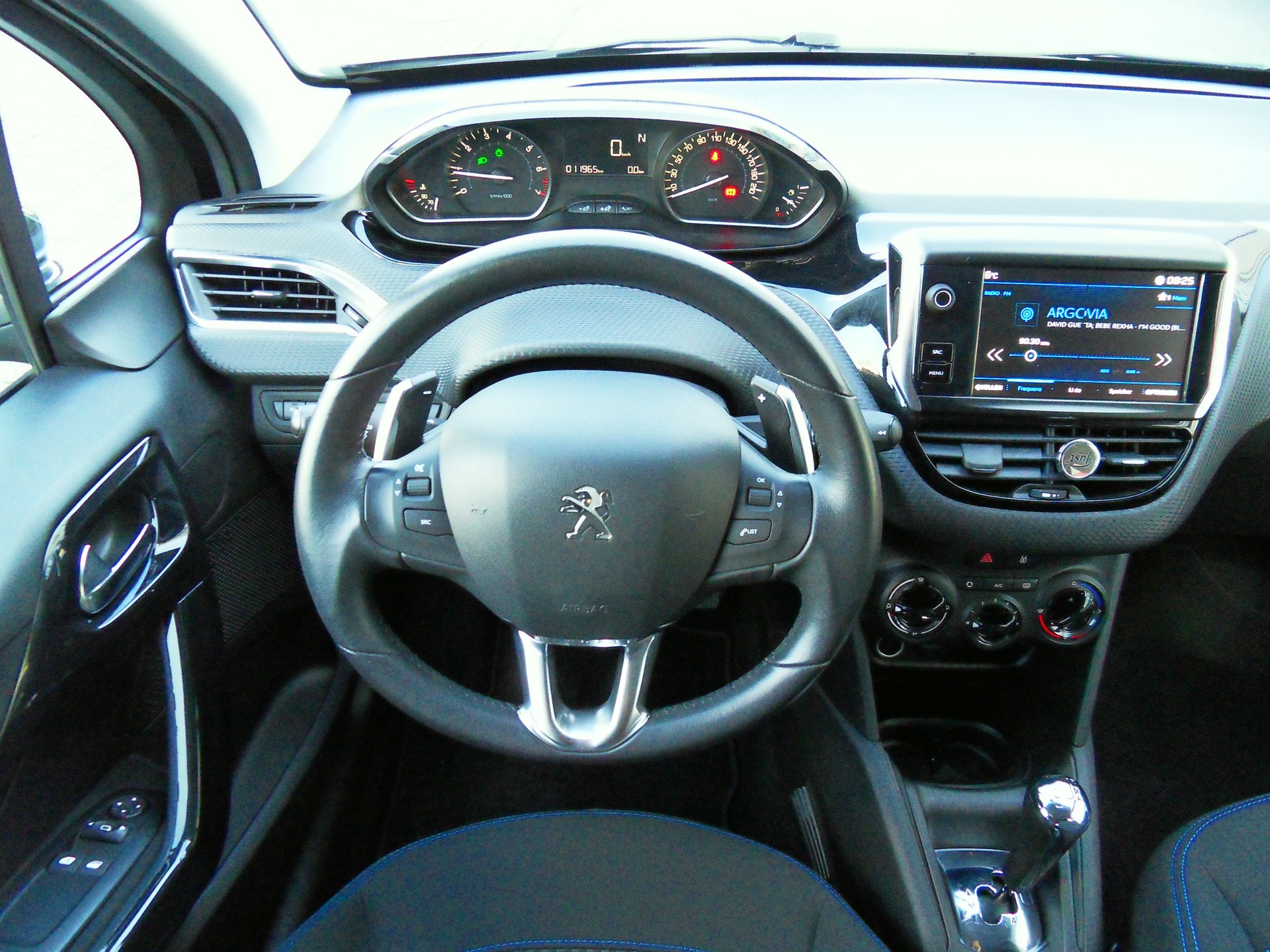 PEUGEOT 208 1.2 e-VTI Style EGS5-image-15