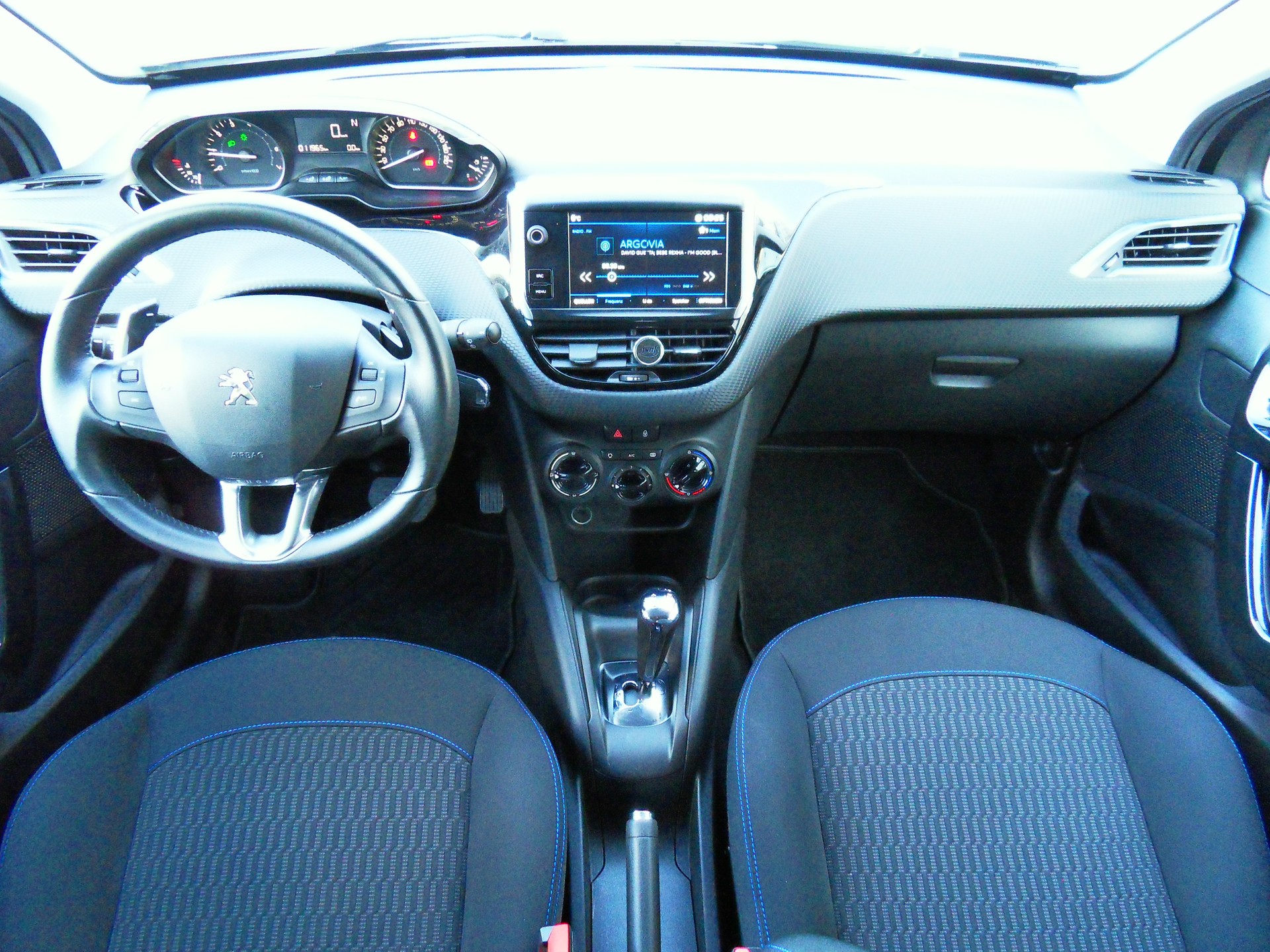 PEUGEOT 208 1.2 e-VTI Style EGS5-image-14