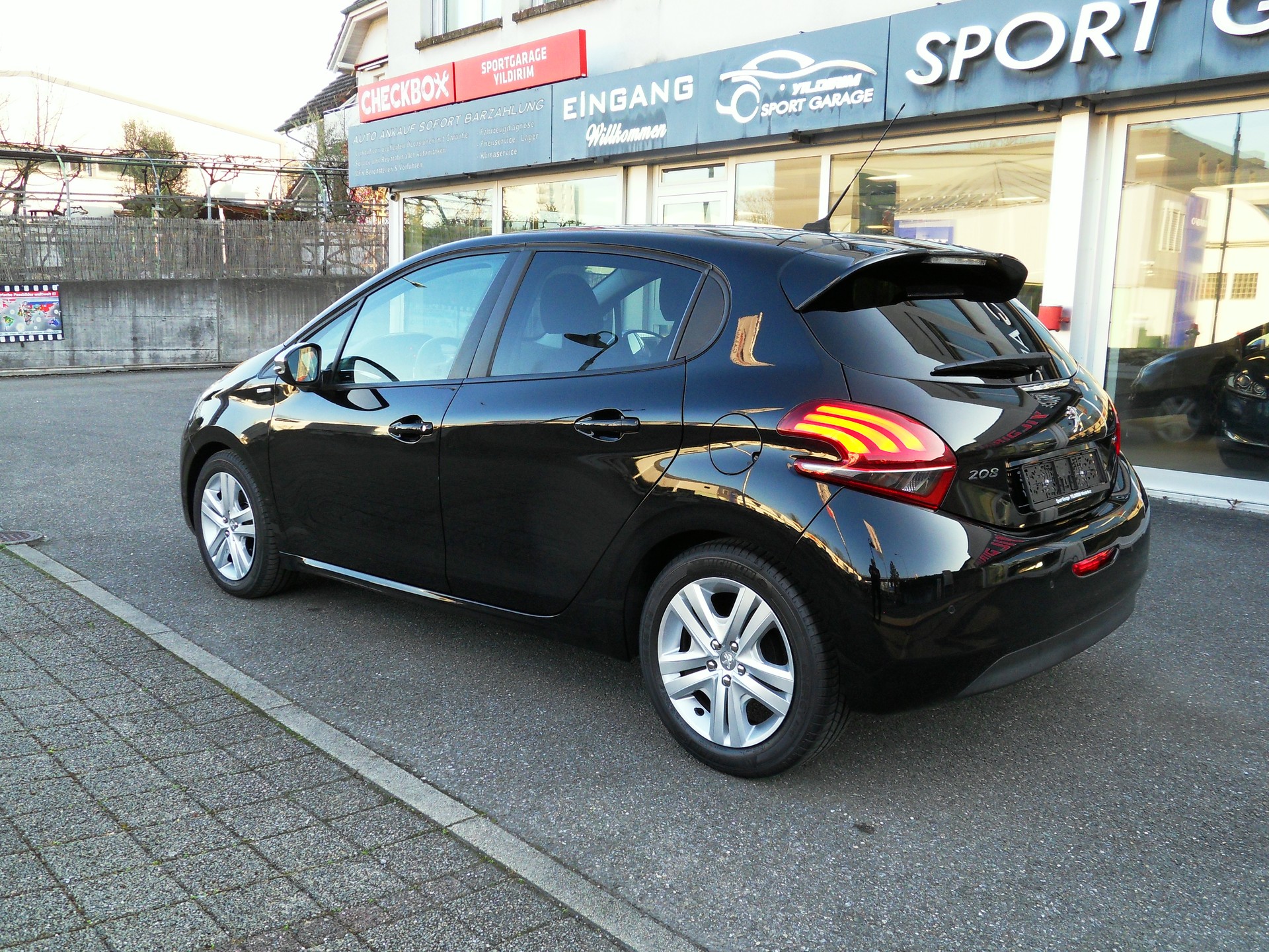PEUGEOT 208 1.2 e-VTI Style EGS5-image-6