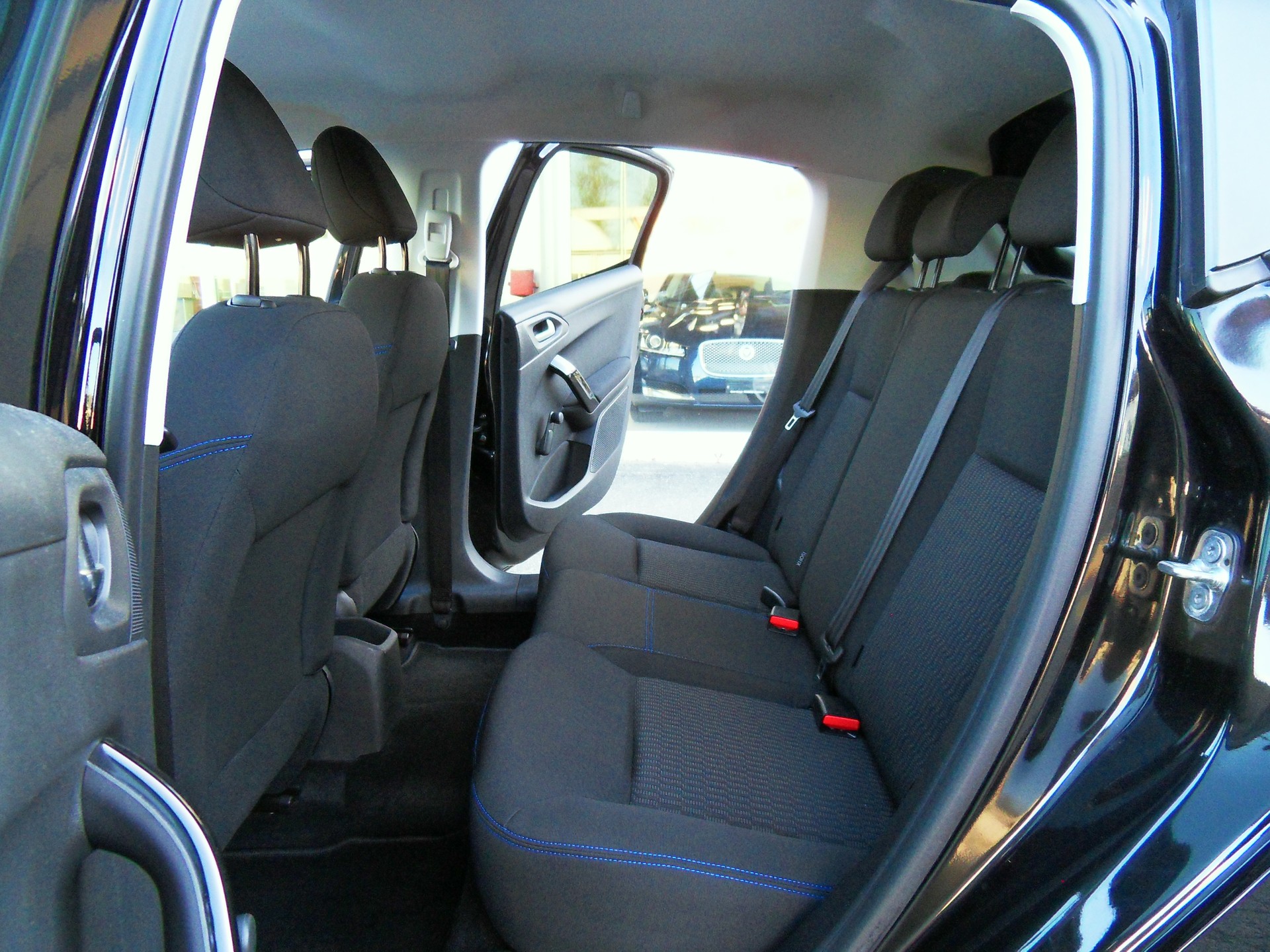 PEUGEOT 208 1.2 e-VTI Style EGS5-image-11