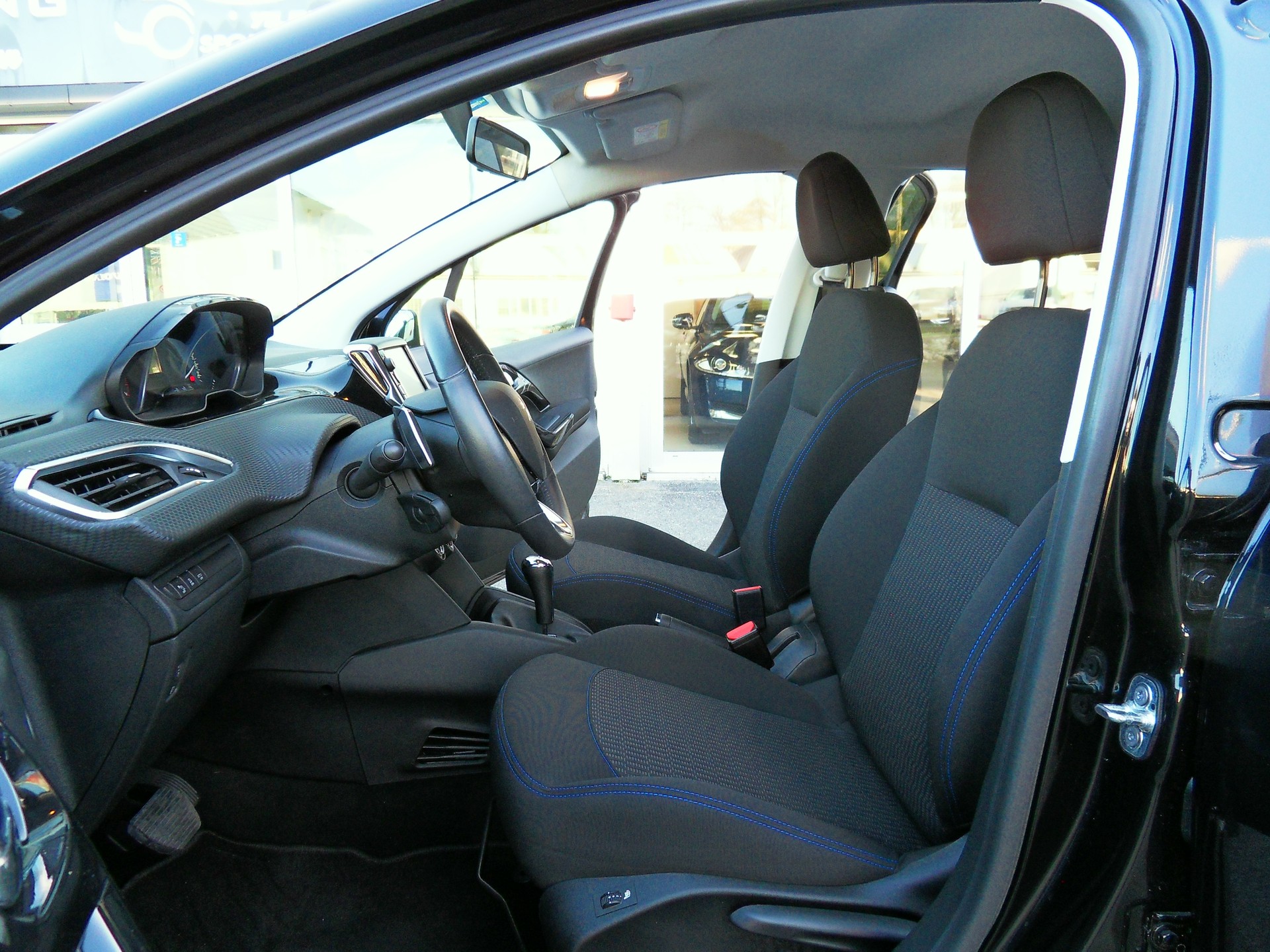 PEUGEOT 208 1.2 e-VTI Style EGS5-image-9