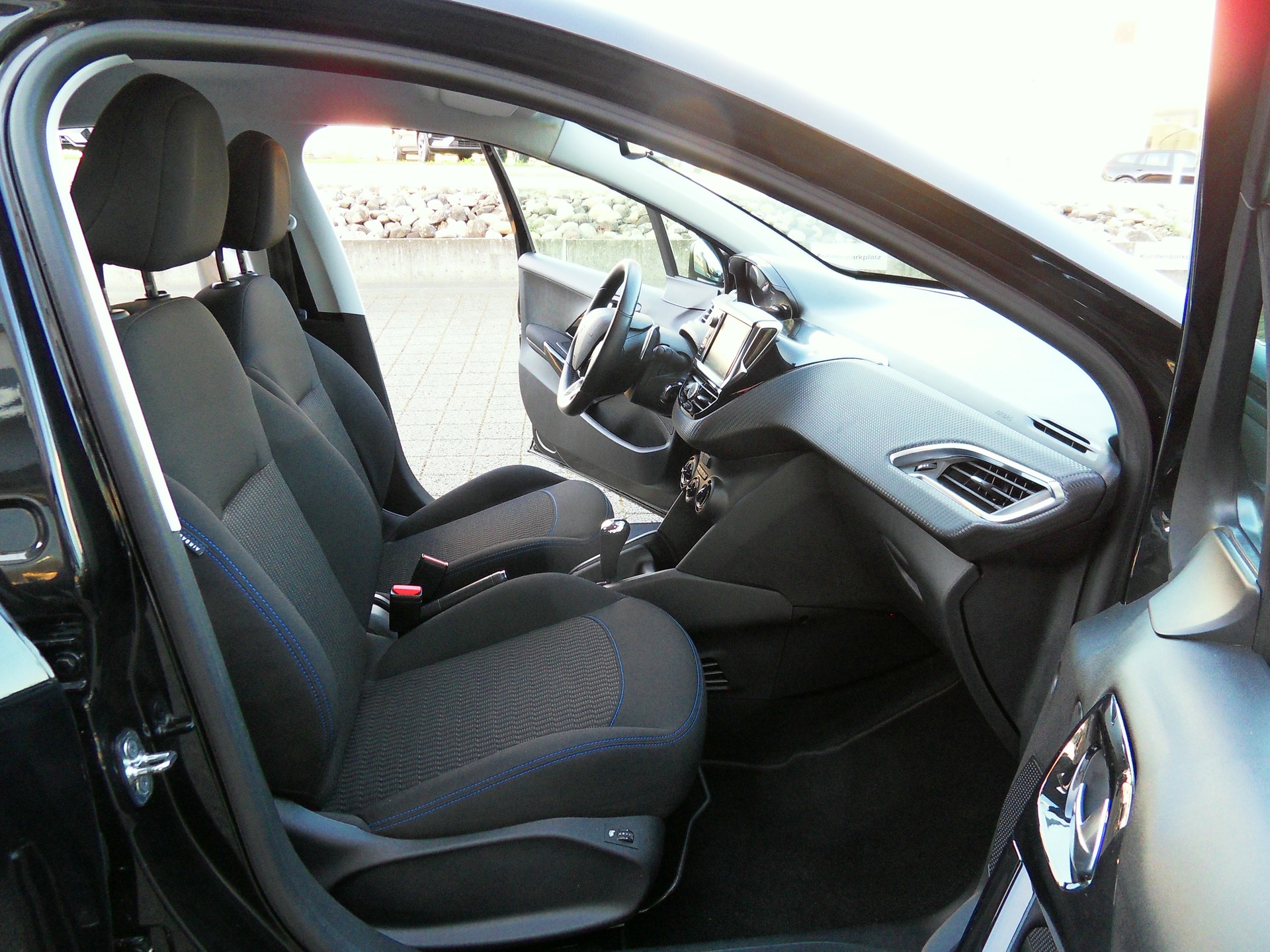 PEUGEOT 208 1.2 e-VTI Style EGS5-image-10
