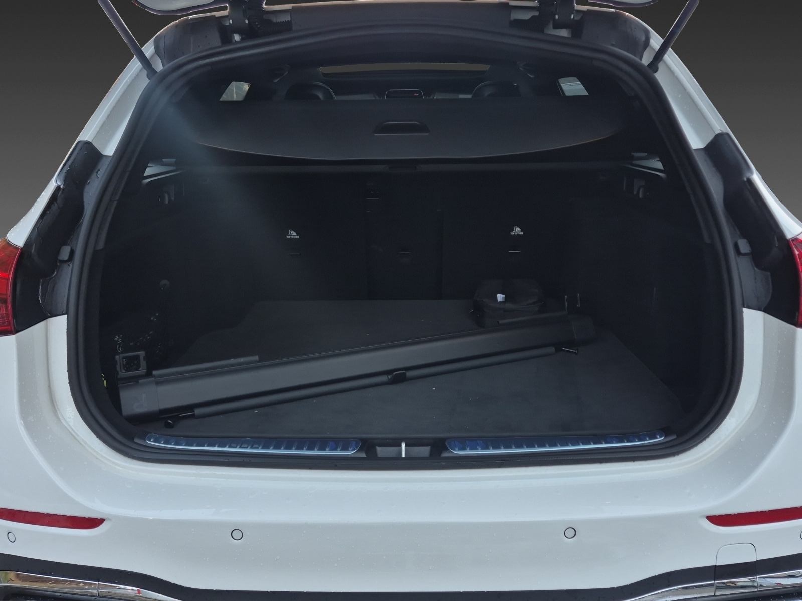 MERCEDES-BENZ C 200 d AMG Line-image-18