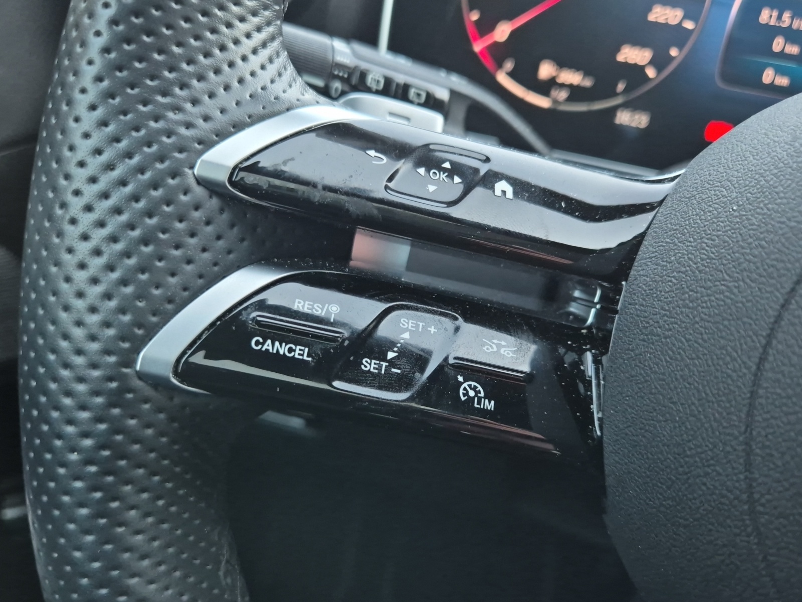 MERCEDES-BENZ C 200 d AMG Line-image-24