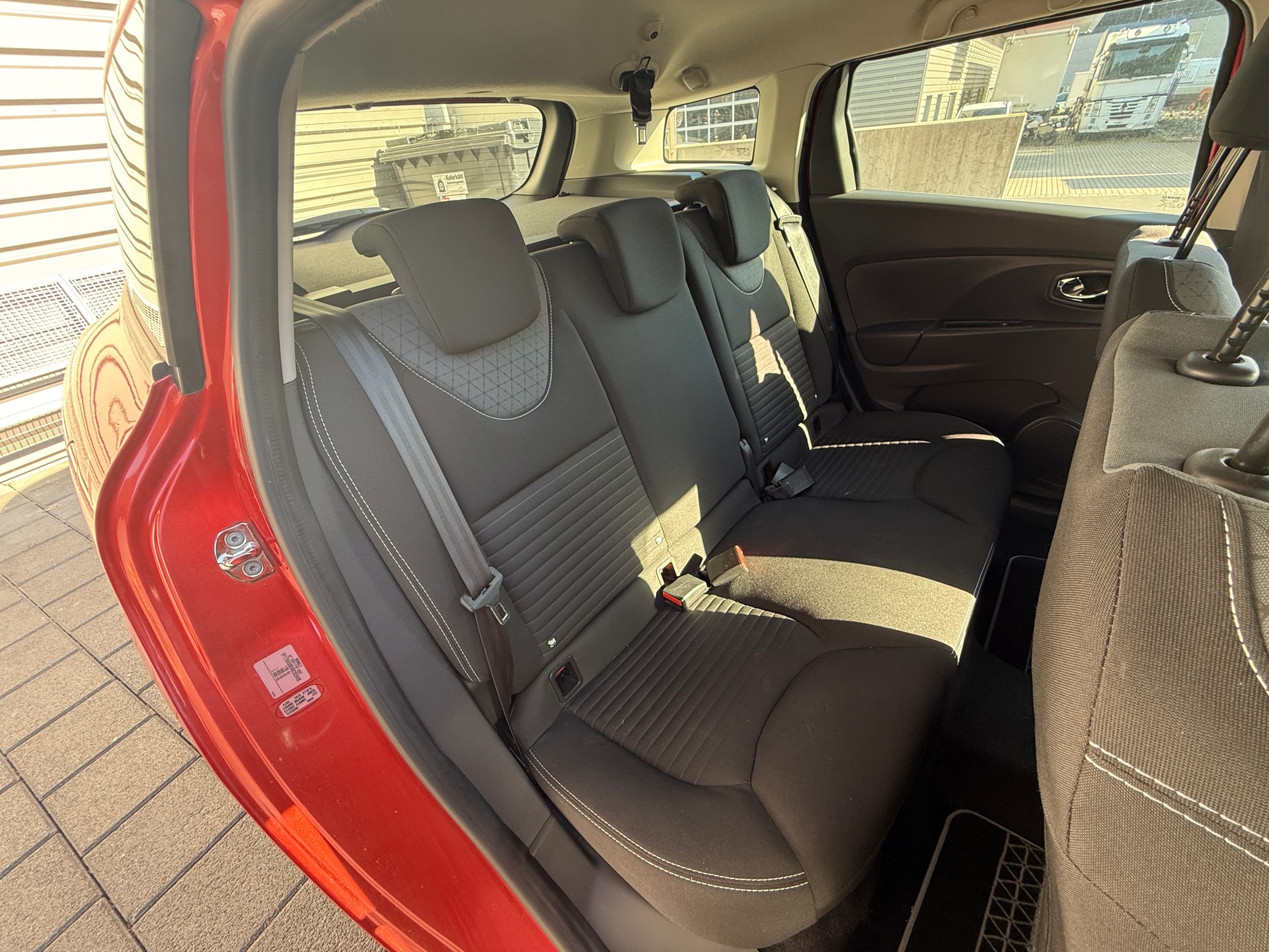 RENAULT Clio Grandtour 1.2 16V T Dynamique EDC-image-9