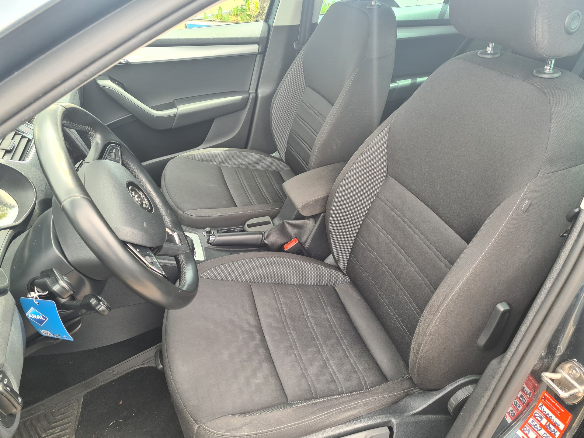 SKODA Octavia Combi 2.0 TDI Style-image-7