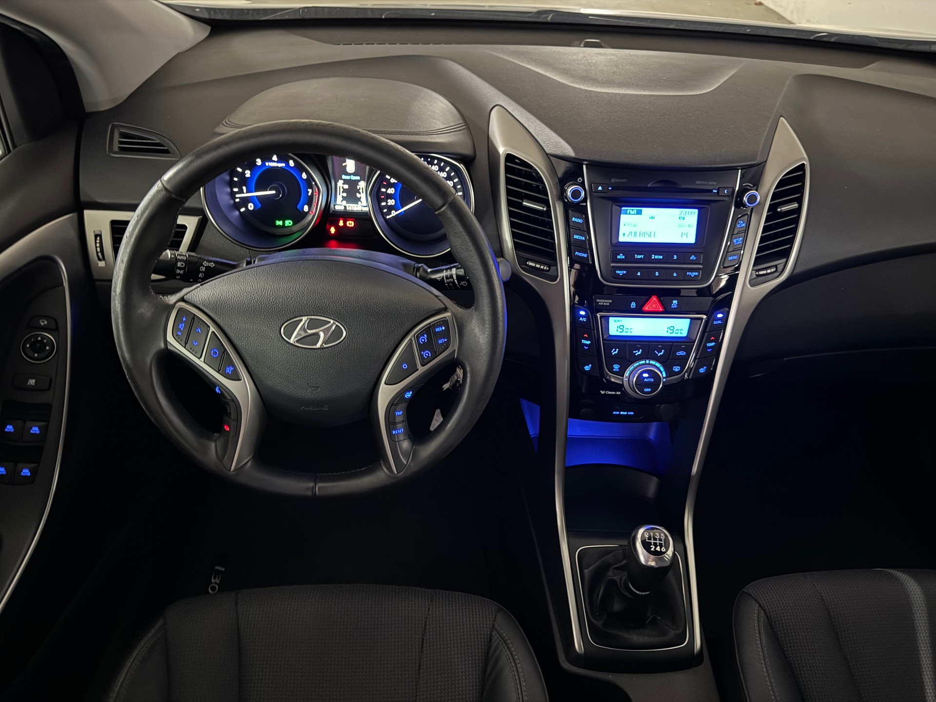 HYUNDAI i30 1.6 GDI Premium 1-Hand-image-12