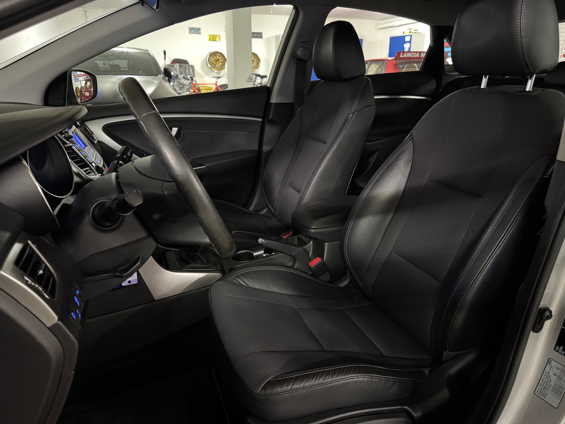 HYUNDAI i30 1.6 GDI Premium 1-Hand-image-9