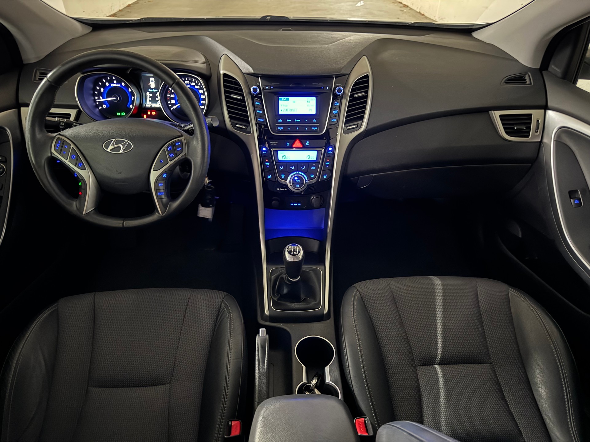 HYUNDAI i30 1.6 GDI Premium 1-Hand-image-10