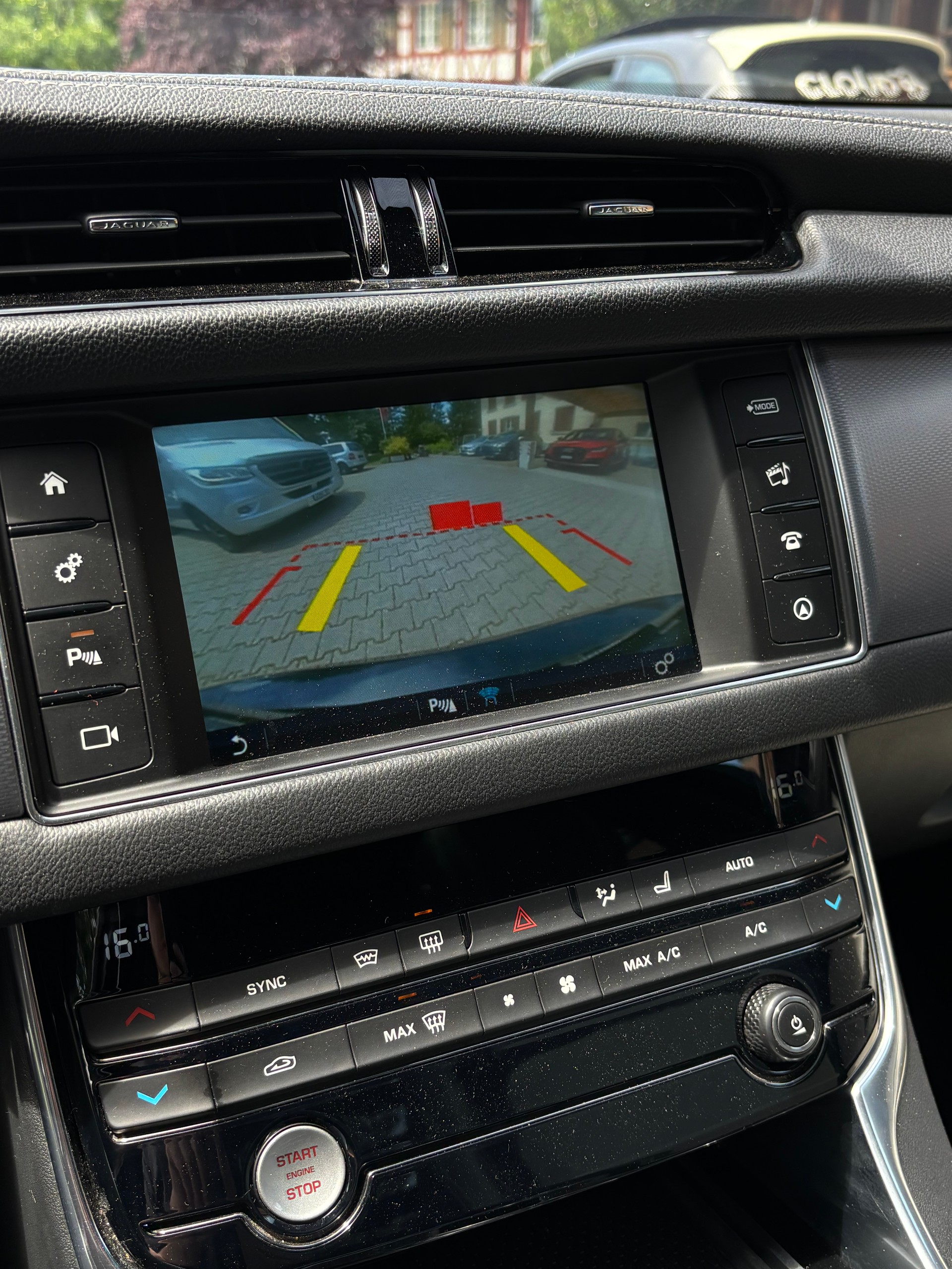 JAGUAR XF 30d R-Sport Automatic-image-9