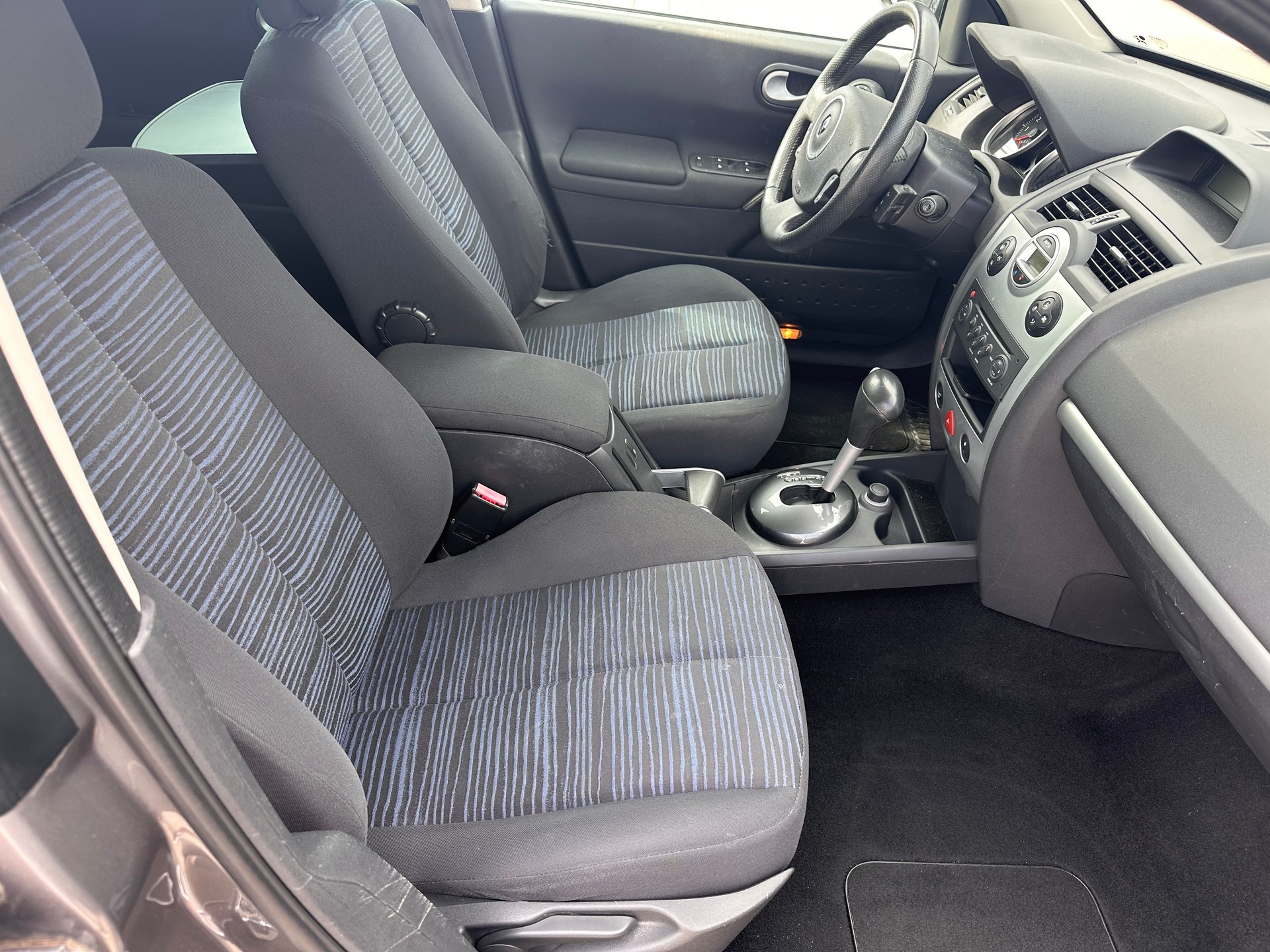 RENAULT Mégane Break 2.0 16V Expression Automatic-image-8