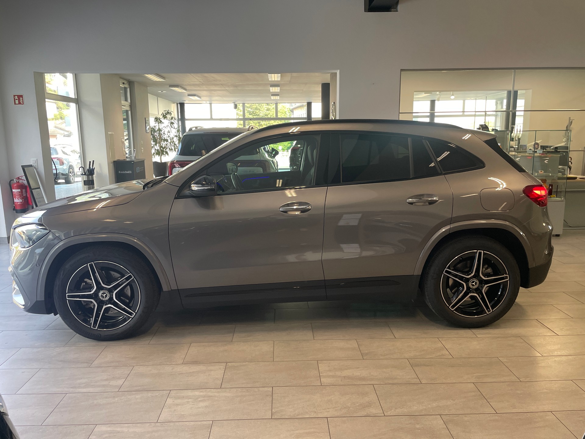 MERCEDES-BENZ GLA 220 4Matic 8G-DCT AMG Line-showroom-element-3
