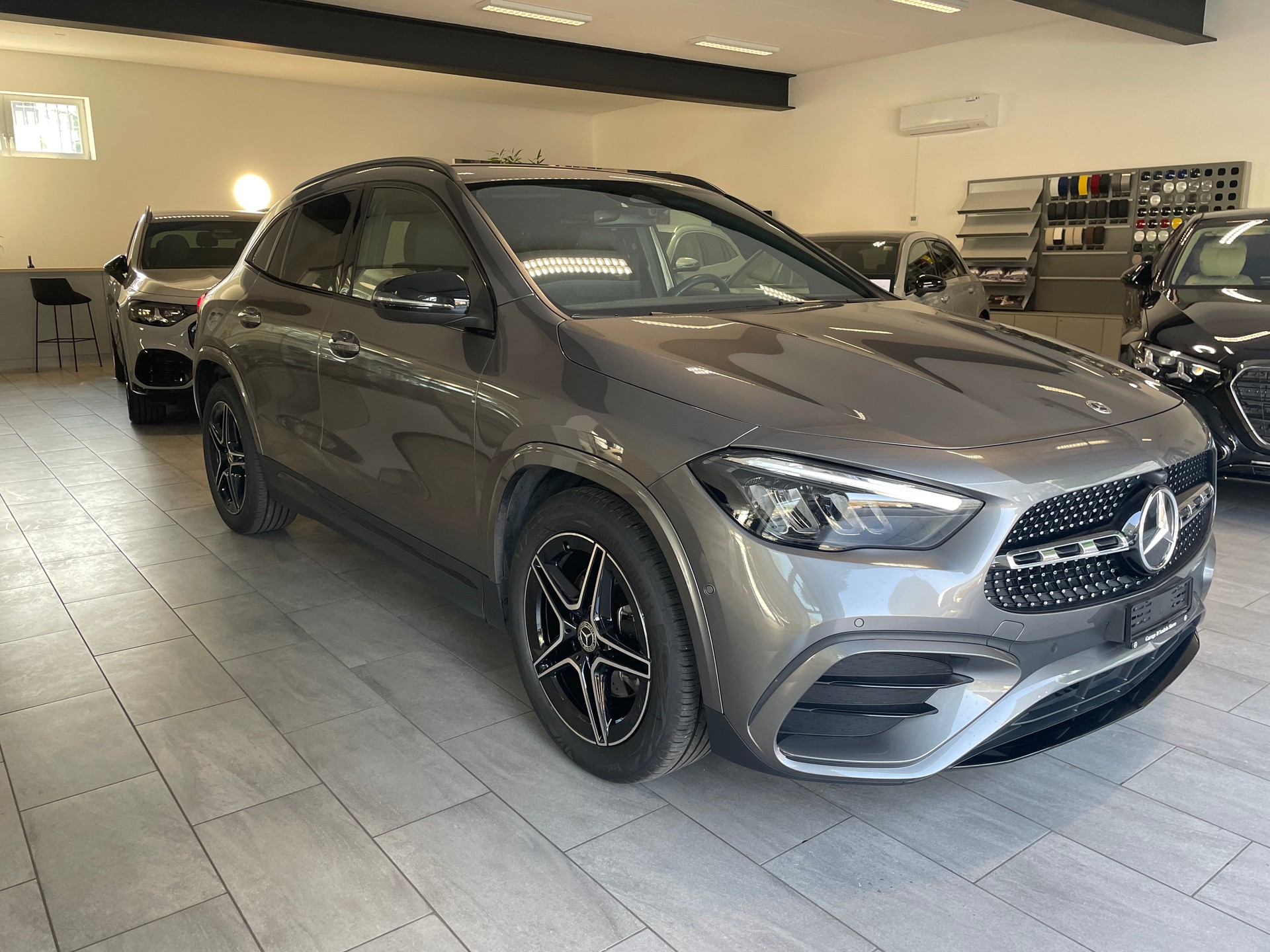 MERCEDES-BENZ GLA 220 4Matic 8G-DCT AMG Line-showroom-element-2