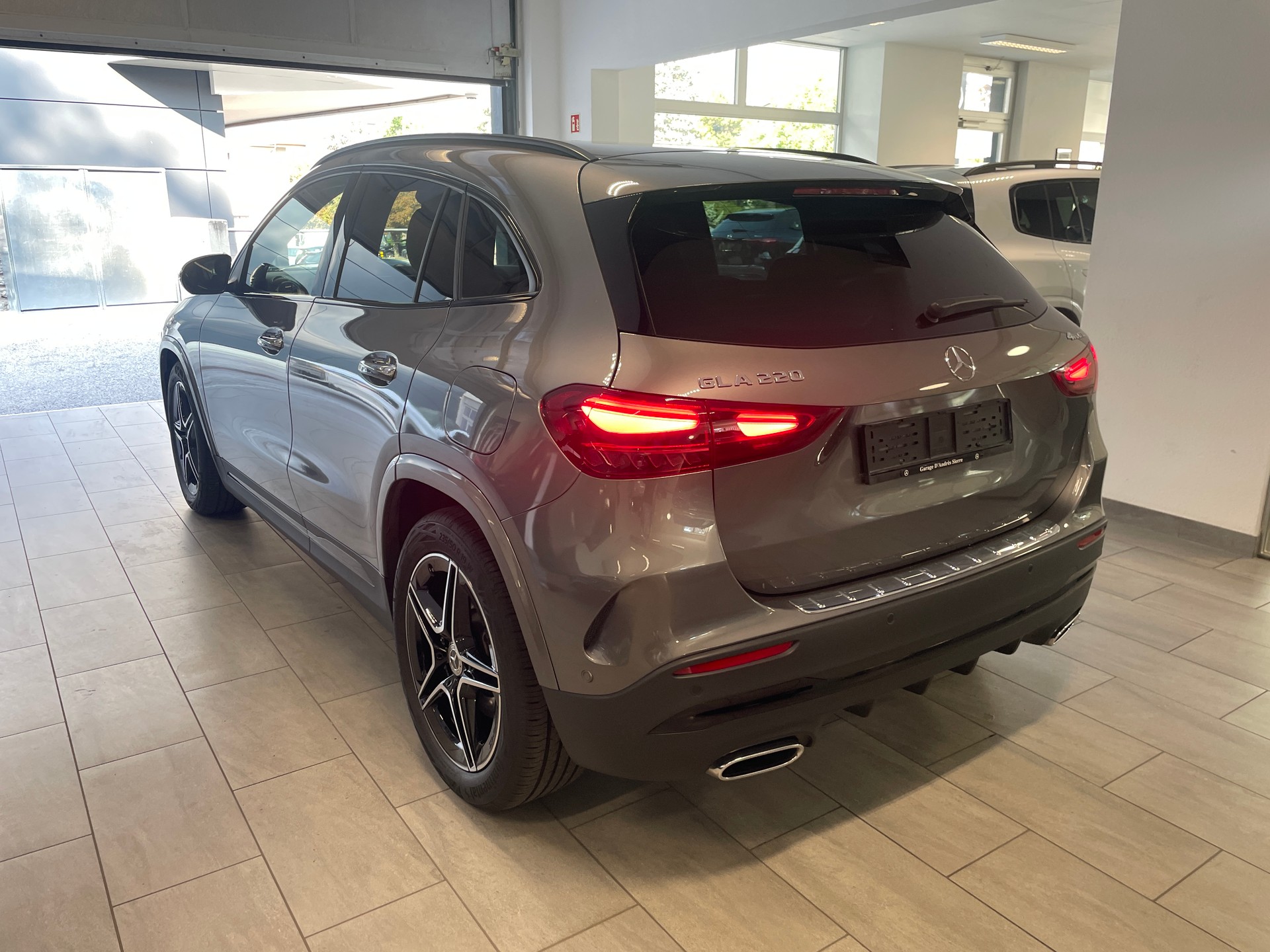 MERCEDES-BENZ GLA 220 4Matic 8G-DCT AMG Line-image-4