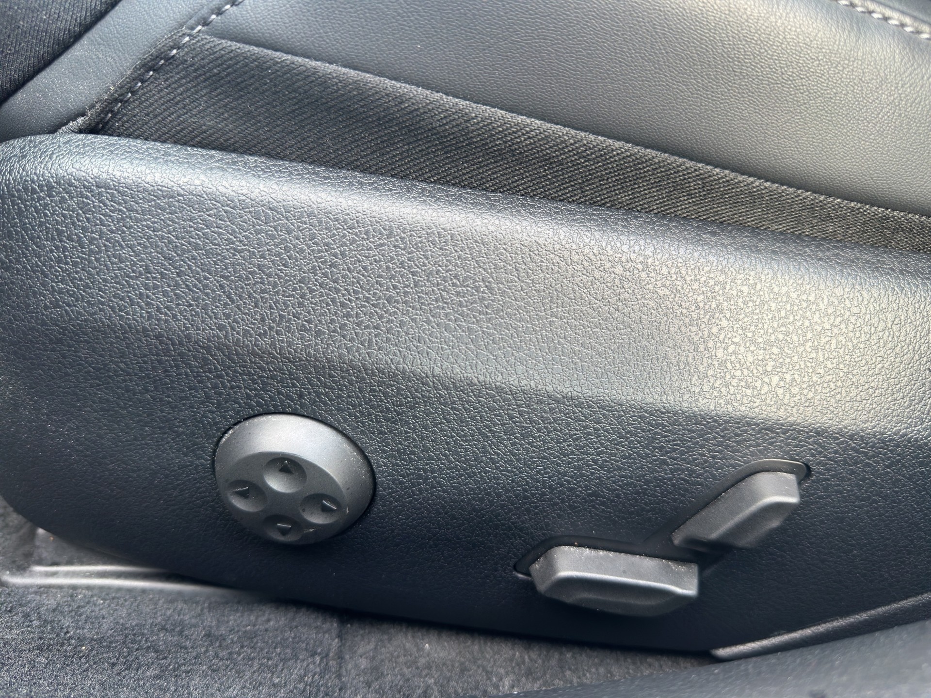 MERCEDES-BENZ C 300 d AMG Line-image-15