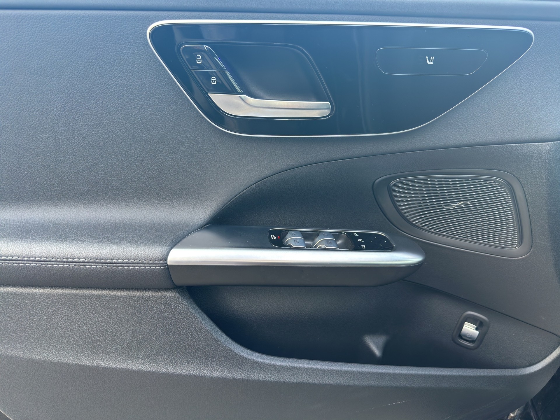 MERCEDES-BENZ C 300 d AMG Line-image-14
