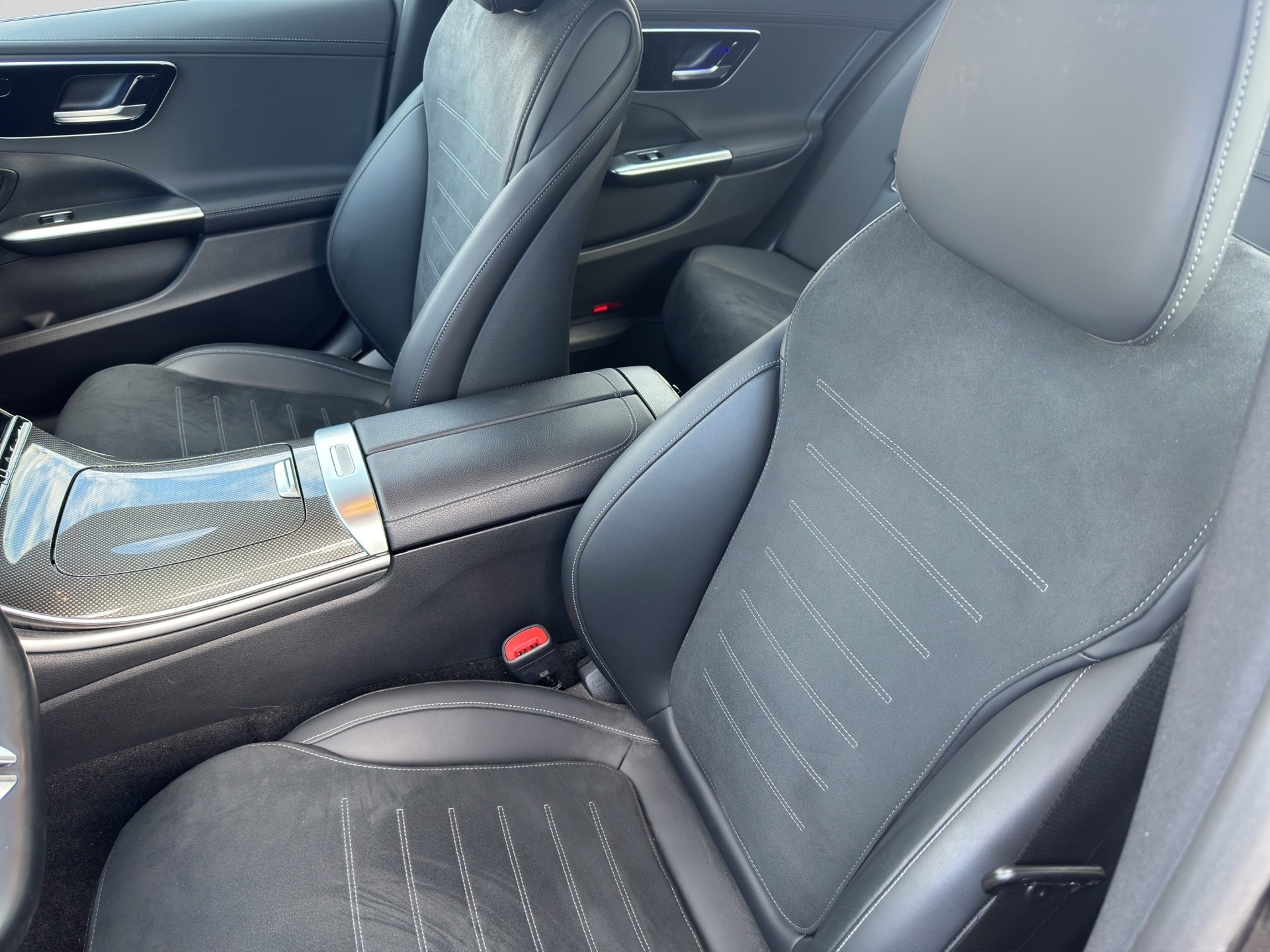MERCEDES-BENZ C 300 d AMG Line-image-11