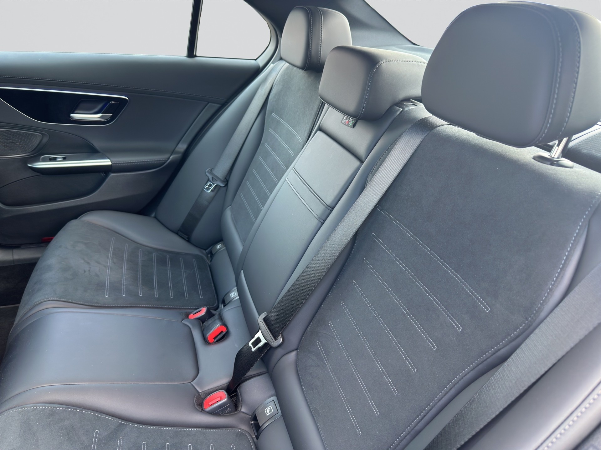 MERCEDES-BENZ C 300 d AMG Line-image-13