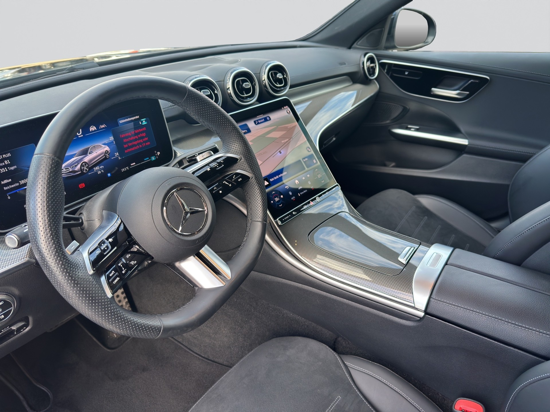MERCEDES-BENZ C 300 d AMG Line-image-12