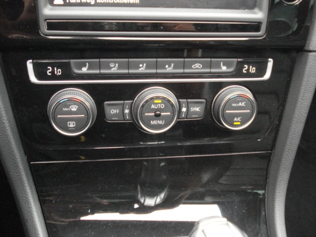 VW Golf Variant 2.0 TSI R 4 Motion DSG-image-8