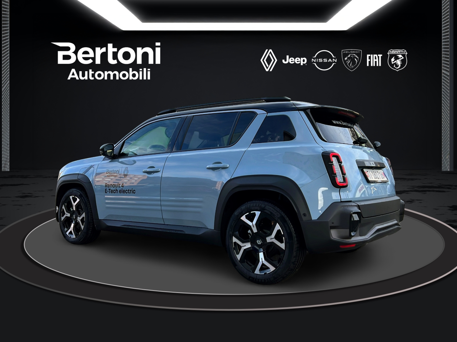 RENAULT R4 E-Tech Comfort Range techno-showroom-element-3