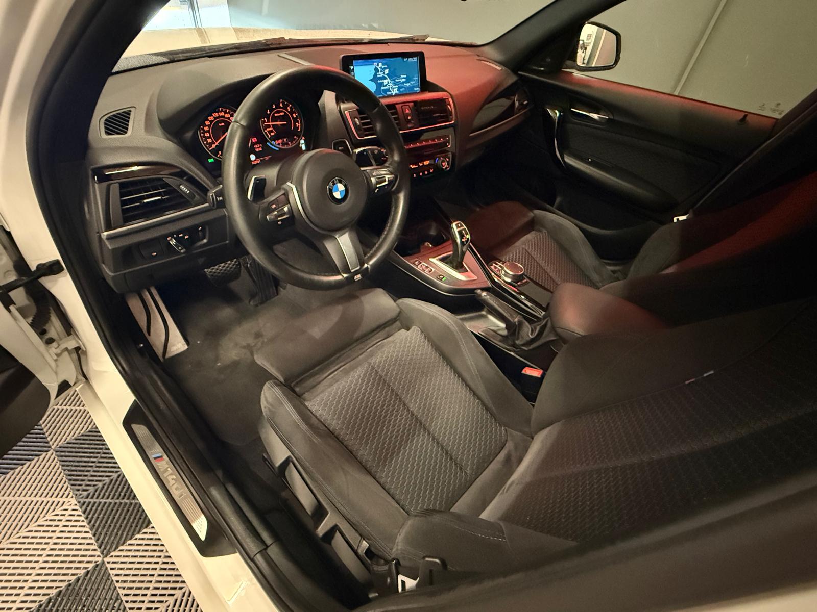 BMW M140i xDrive Steptronic-showroom-element-1