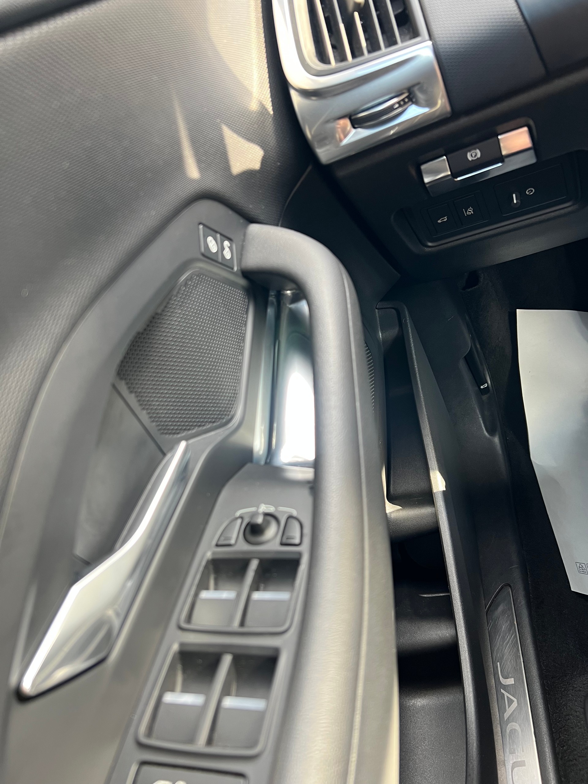 JAGUAR E-Pace 2.0d D150 R-Dynamic S (CHF149.10/Monat)-image-13
