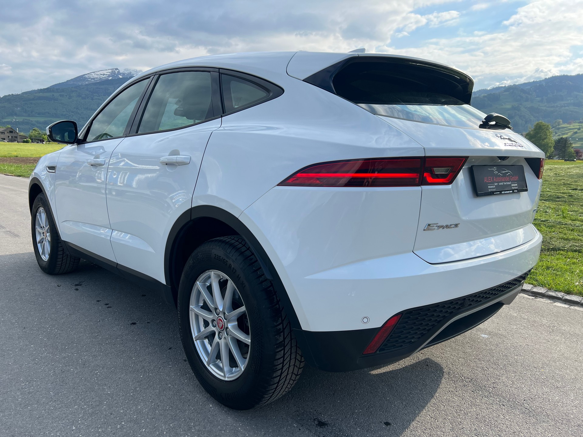 JAGUAR E-Pace 2.0d D150 R-Dynamic S (CHF149.10/Monat)-image-3