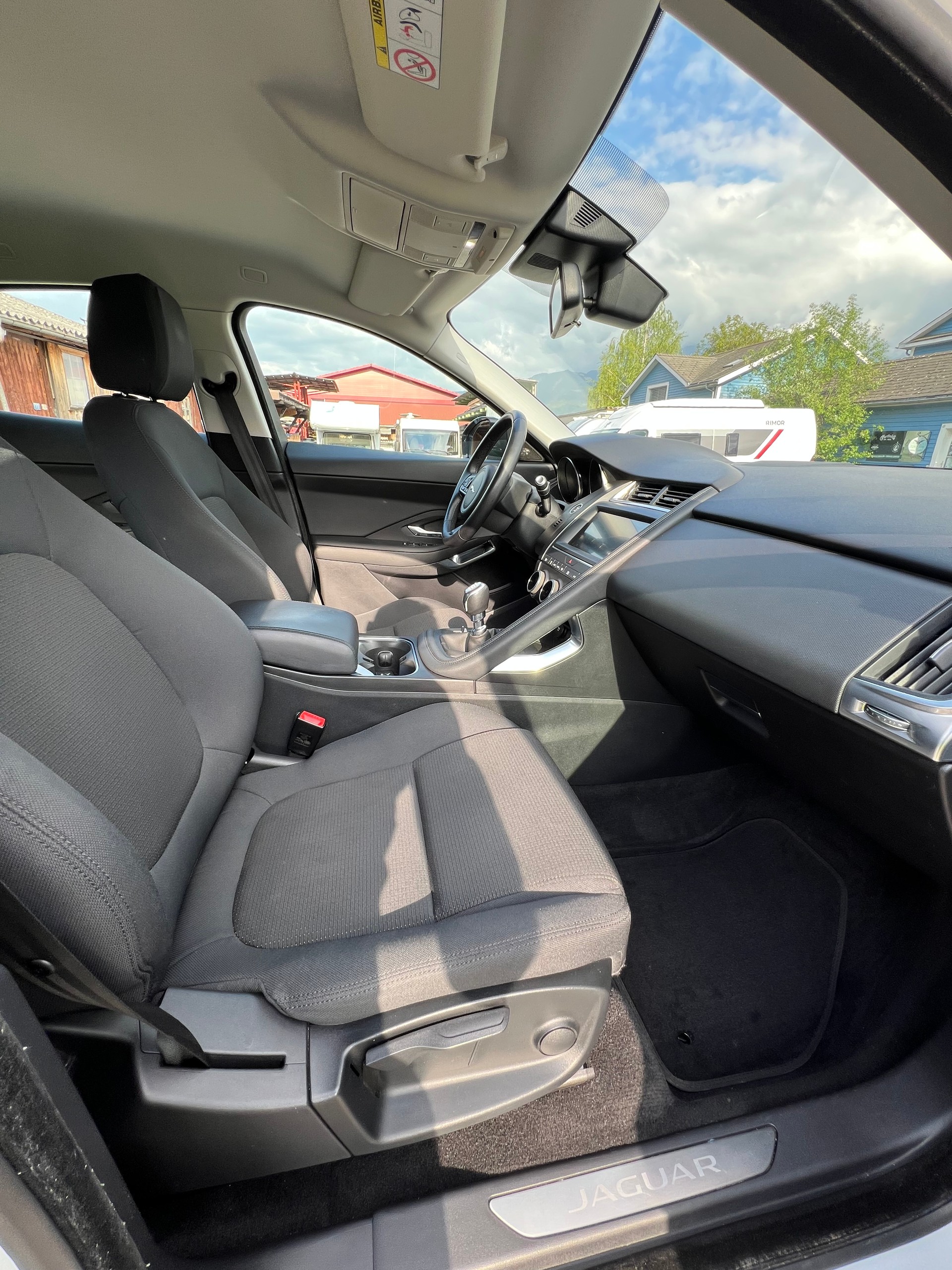 JAGUAR E-Pace 2.0d D150 R-Dynamic S (CHF149.10/Monat)-image-11