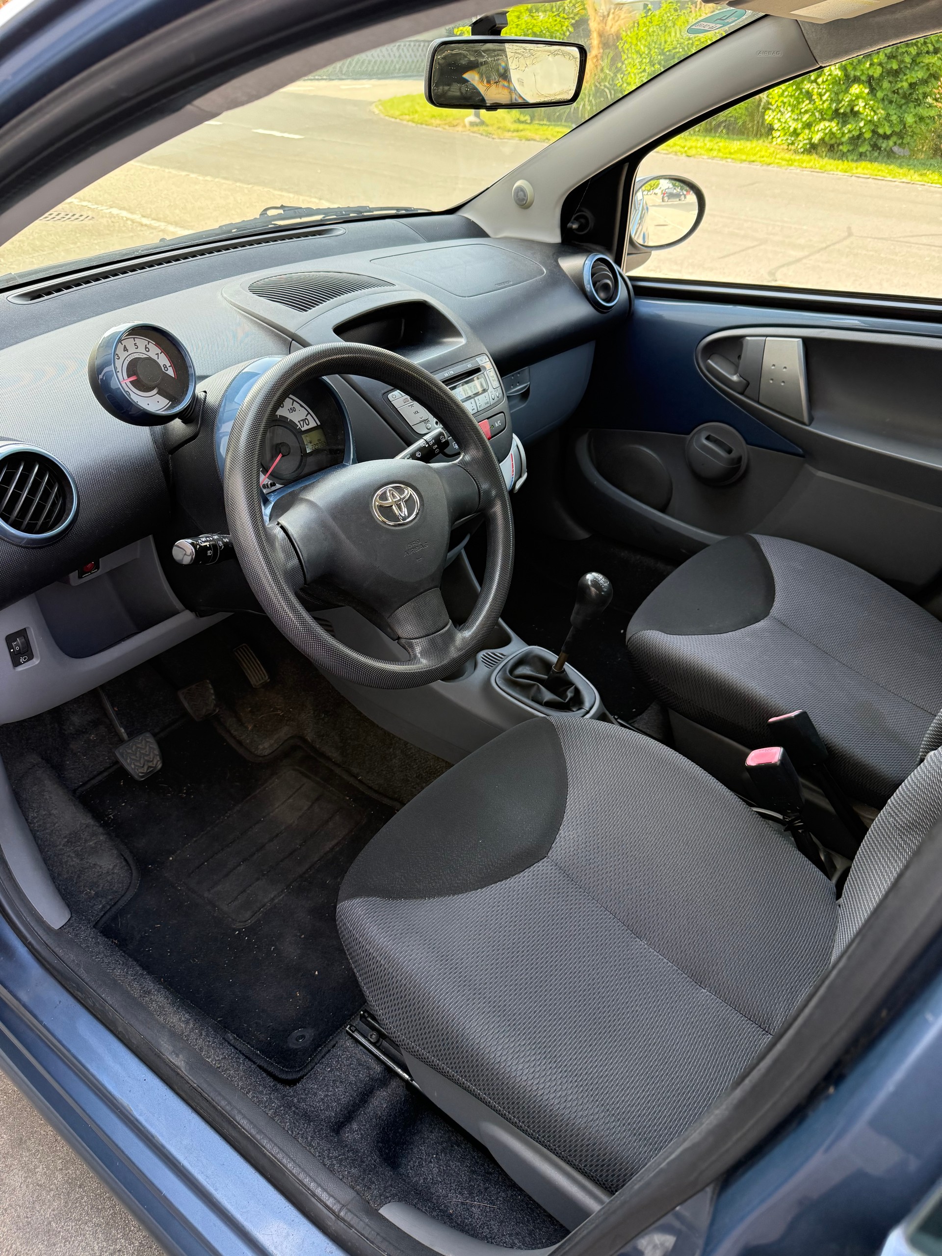 TOYOTA Aygo 1.0 blue-image-8