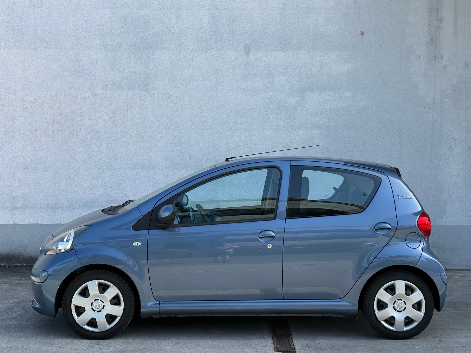 TOYOTA Aygo 1.0 blue-showroom-element-1