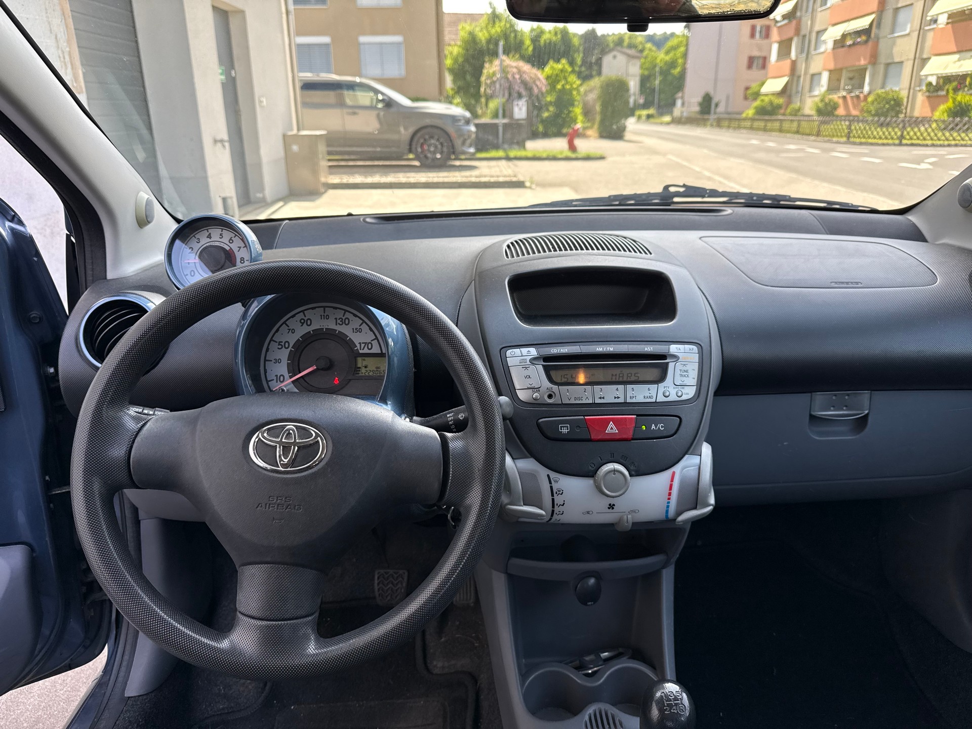 TOYOTA Aygo 1.0 blue-image-9